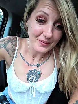 SheIsSomething's Live XXX Chat