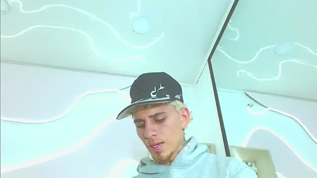 צ'אט XXX בשידור חי של DanntheStiff