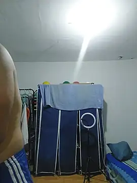 thom_1 Live XXX Chat