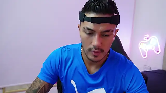 aaron_bolt live XXX chat