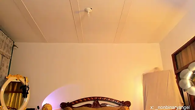 nonbinaryangel 即時 XXX 聊天