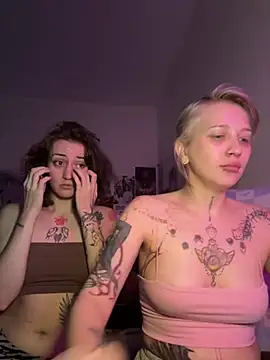 XXX chat uživo modela Dooubletroublee