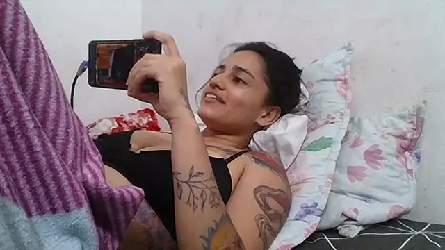 girl_tits élő XXX-chatje