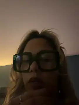 FamousBarbieDoll's Live XXX Chat
