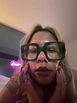 Chatroom XXX en direct de FamousBarbieDoll