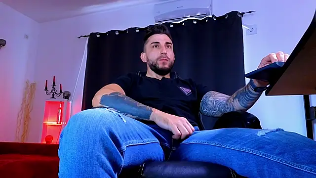 MightyAaron66's Live XXX Chat