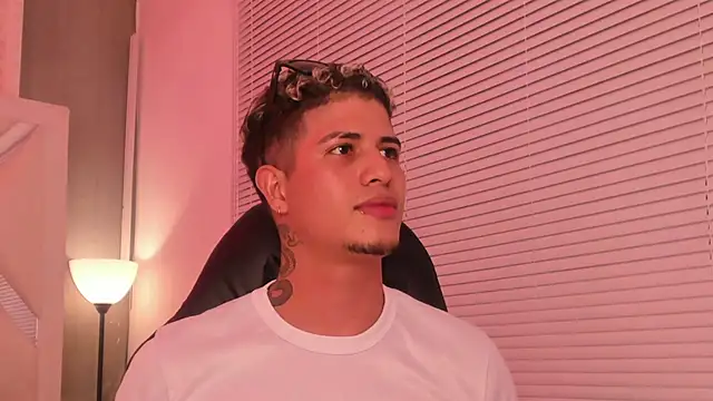 dominic_connor Chat XXX in diretta