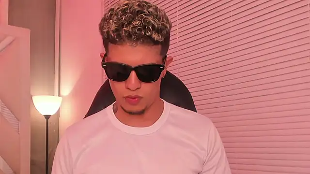 dominic_connor Adlı Modelin Canlı XXX Sohbeti
