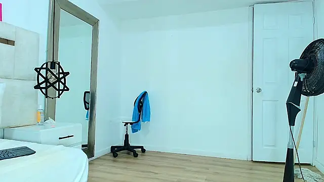 Sara_BigAss-'s Live XXX Chat