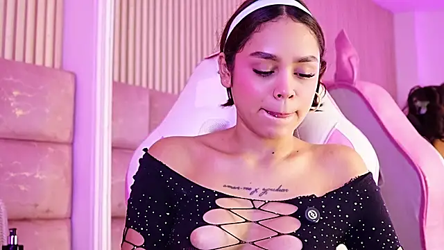 CarolineFyre Adlı Modelin Canlı XXX Sohbeti