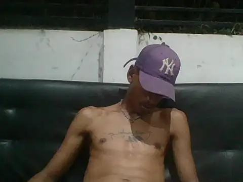 AlbertBigCock Chat XXX in diretta