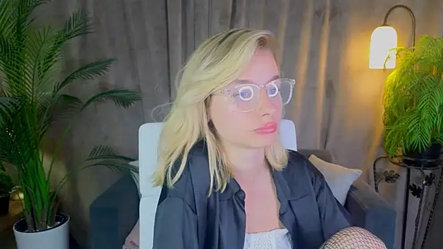 NoraMoreau's Live XXX Chat
