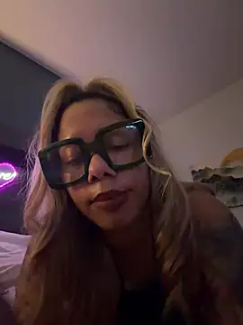 FamousBarbieDoll's Live XXX Chat