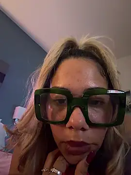 FamousBarbieDoll's Live XXX Chat