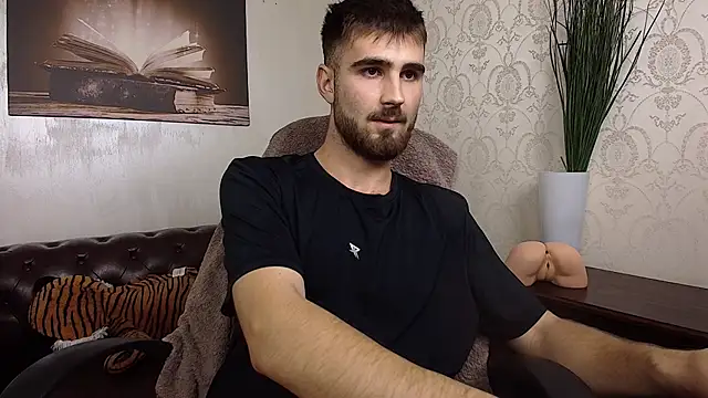 KyloEast XXX чат на живо