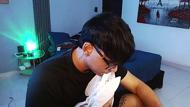 Mr_yisuzz webcam show