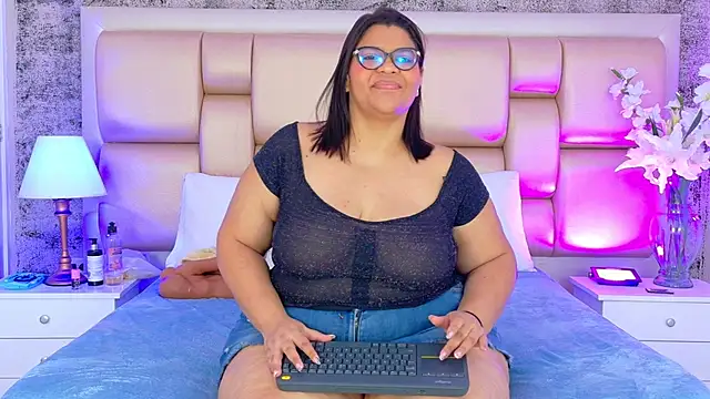 Chat XXX en directo de SelennaCooper