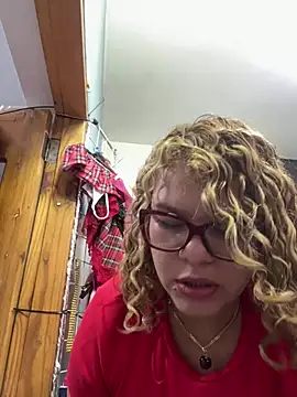 ROSALIASSHOP: διαδικτυακό σόου στην κάμερα