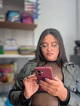 Chat +18 de Mia_Risky-1 ao vivo