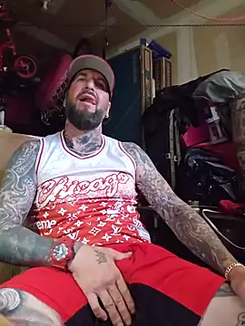 XXX chat uživo modela Beardedtattood