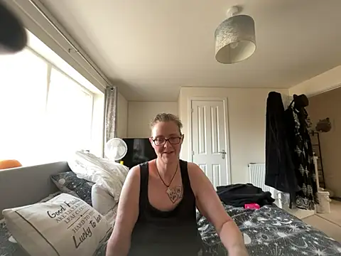 Curvy-Jinx live XXX chat