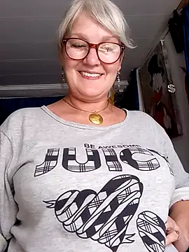 Chat +18 de irinamaux ao vivo