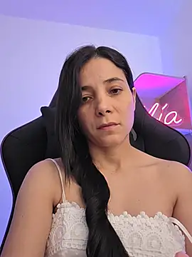 miaeyex XXX чат на живо