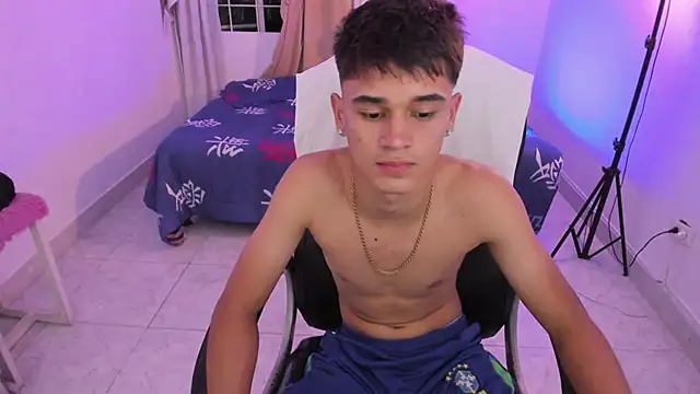 Aron_Boyy Adlı Modelin Canlı XXX Sohbeti