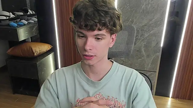 calvin_love_you Show in webcam
