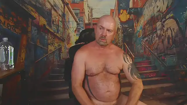 Show modela ManlyPrisonGuy na web-kameri