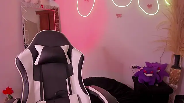 CarolineEvanss_11 Adlı Modelin Canlı XXX Sohbeti