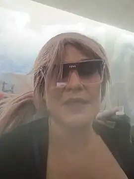 deedeedoll82222 webkamerás műsora