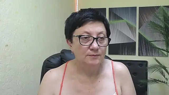 EmilyL0ve Adlı Modelin Canlı XXX Sohbeti