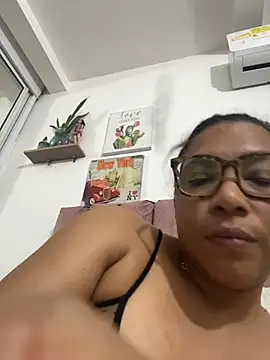 Chat +18 de IAvaNa ao vivo
