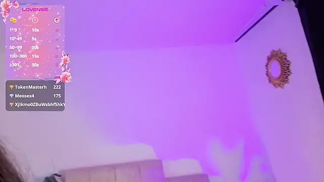 Živý XXX chat Emilly-hall