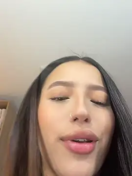 Sofia18_pinkk's Live XXX Chat