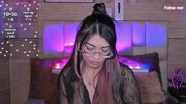 צ'אט XXX בשידור חי של mia_devine_