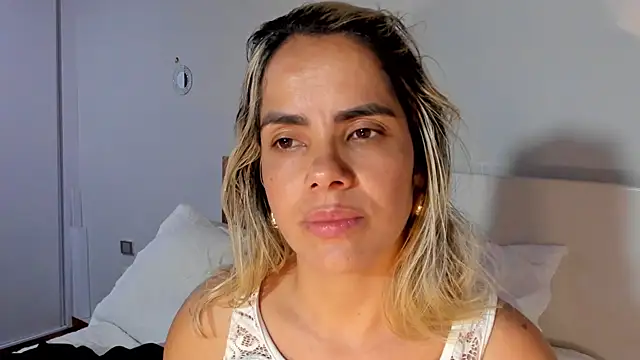 ClaraMariaMon Adlı Modelin Canlı Sohbet Odası