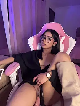 Emily-14 Adlı Modelin Canlı XXX Sohbeti