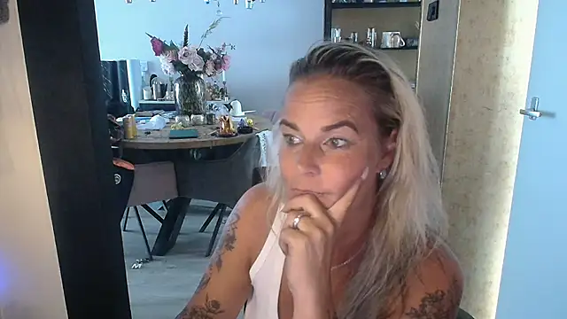 xMystiqueMavenx's Live XXX Chat