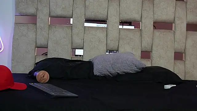 aaron_bolt Adlı Modelin Canlı XXX Sohbeti