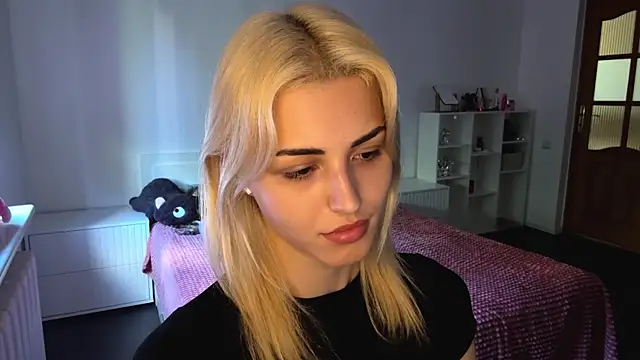 neweva_ live XXX chat