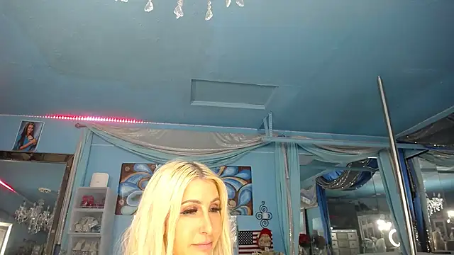 แชท XXX สดของ ADRIANNA_FOX