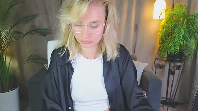 NoraMoreau Chat XXX live