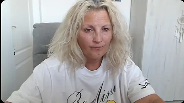 Divineblond's Live XXX Chat