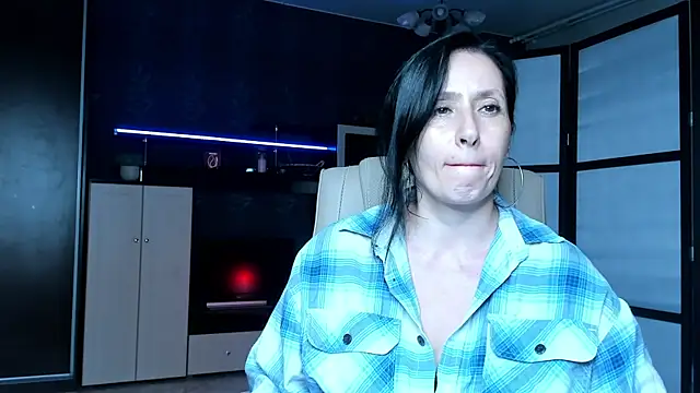 Lucky_Milf's Live XXX Chat