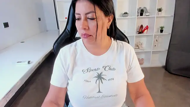 natural_bigboobs' Live XXX Chat