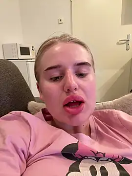 yourhornyslut – webcam-show