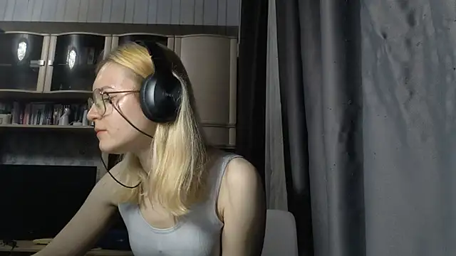 Adelinetre's Live Chat Room
