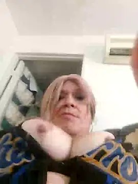 deedeedoll82222's Live XXX Chat